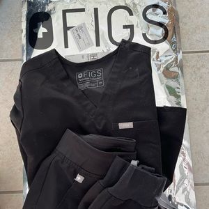 FIGS XS Catarina Top and Zamora Jogger Black